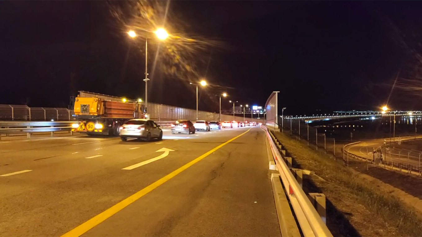 
					Restored traffic on one lane of the Crimean Bridge in the direction of Kerch.					 					Marat Khusnullin / Telegram				
