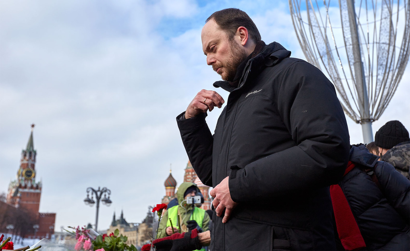 Politisi oposisi dan humas Vladimir Kara-Murza membuat tanda salib di lokasi kematian Boris Nemtsov di Moskow.  Michał Siergiejevicz (CC BY 2.0)