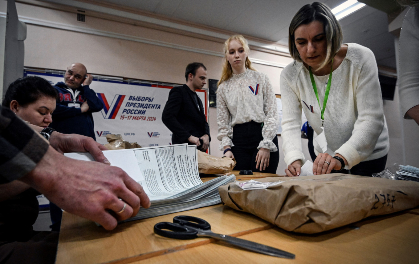 
					Election officials in Moscow counting votes.					 					Alexander Nemenov / AFP				