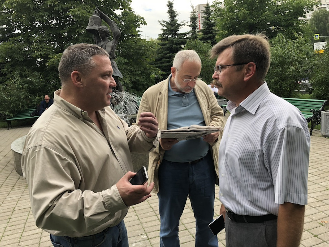 
					From left to right: Dmitry Pavlikov, journalist Nikolai Svanidze and lawyer Nikolai Fomin outside the court in July.					 					Anton Muratov / MT				