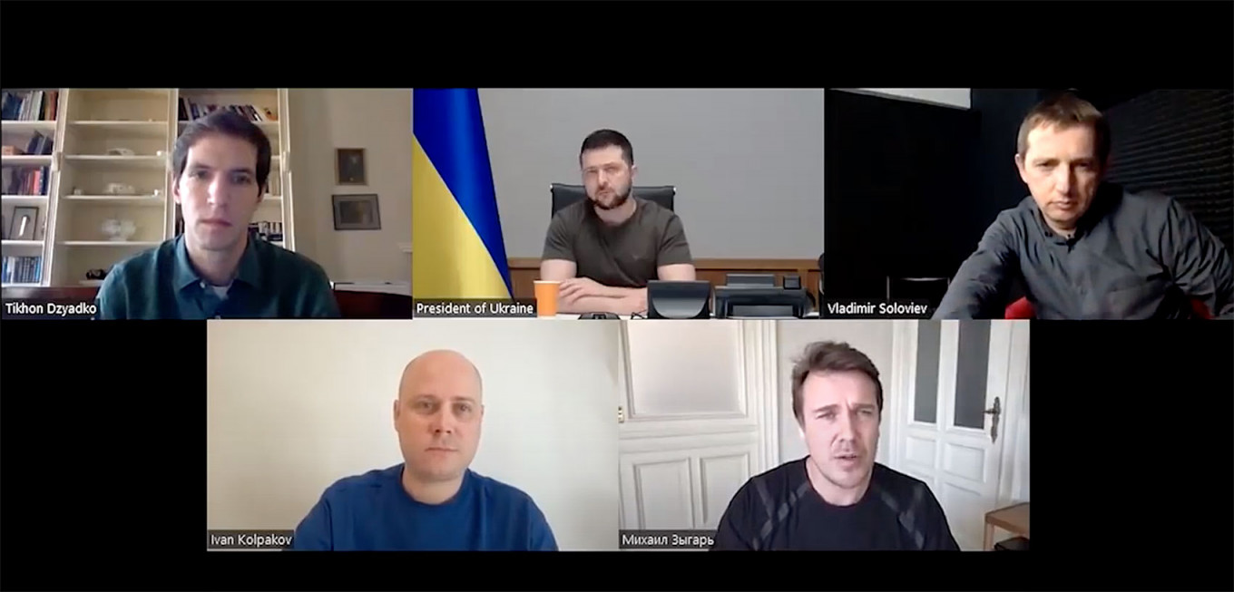 
					Ivan Kolpakov, editor-in-chief of Meduza, Tikhon Dzyadko, editor-in-chief of Dozhd TV, journalist and writer Mikhail Zygar and Vladimir Solovyov, special correspondent for Kommersant, interviewing Volodymyr Zelinsky.					 					president.gov.ua				