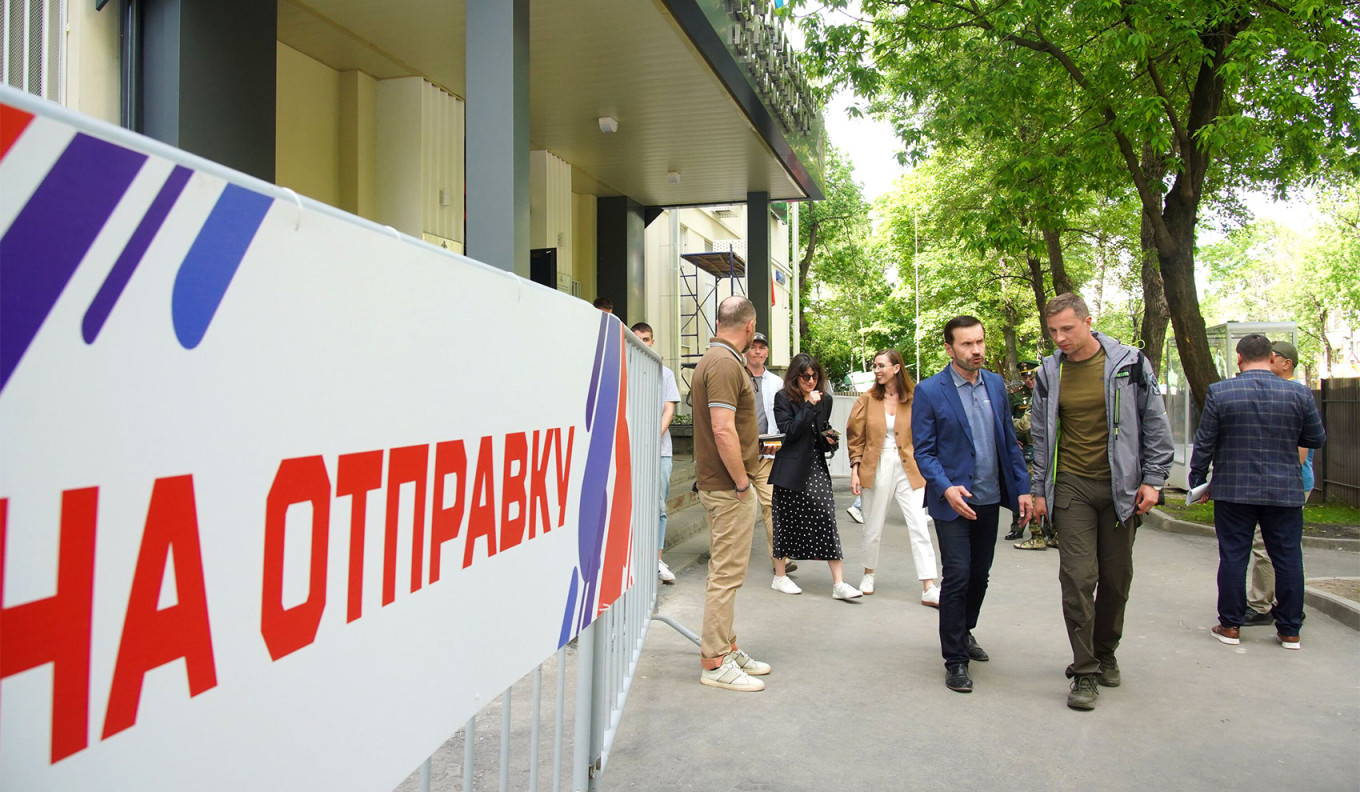 
					Military recruitment center on Yablochkova Street in Moscow.					 					Alexander Avilov / Moskva News Agency				