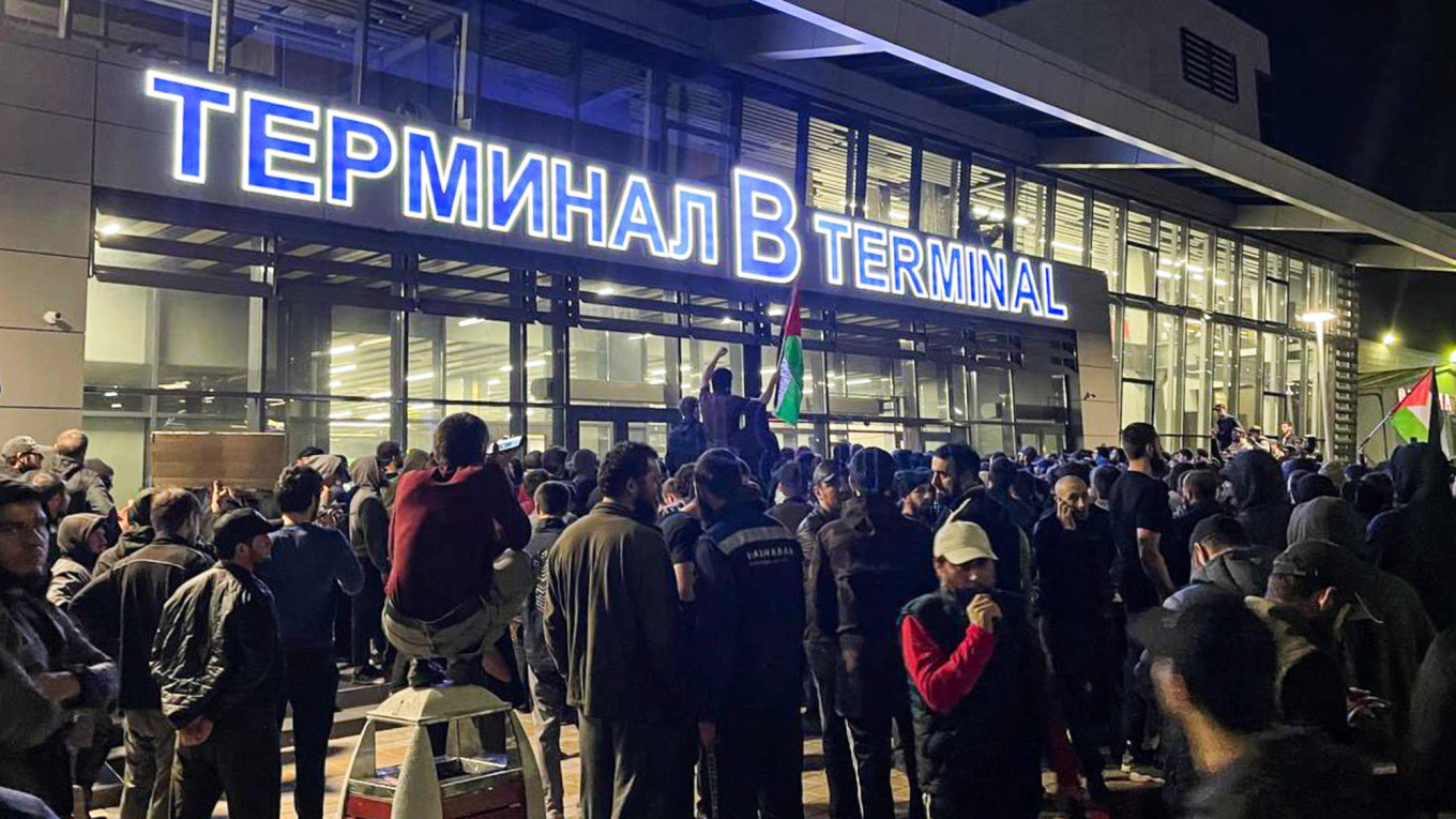 
					Local people are seen at the Makhachkala Airport.					 					Ramzan Rashidov / TASS				