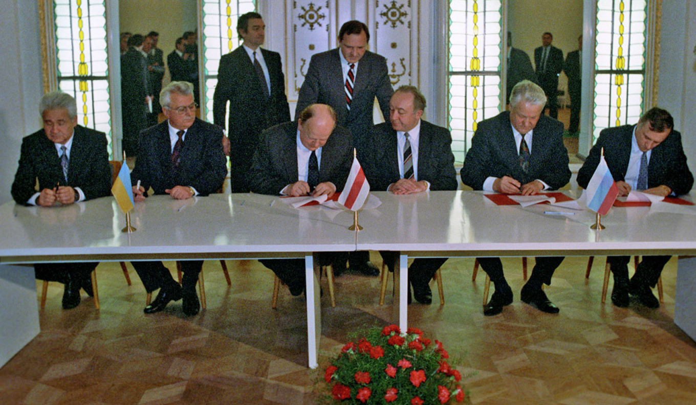 
					Signing the Agreement to eliminate the USSR and establish the Commonwealth of Independent States. Gennady Burbulis first from right.					 					RIA Novosti archive (CC BY-SA 3.0)				
