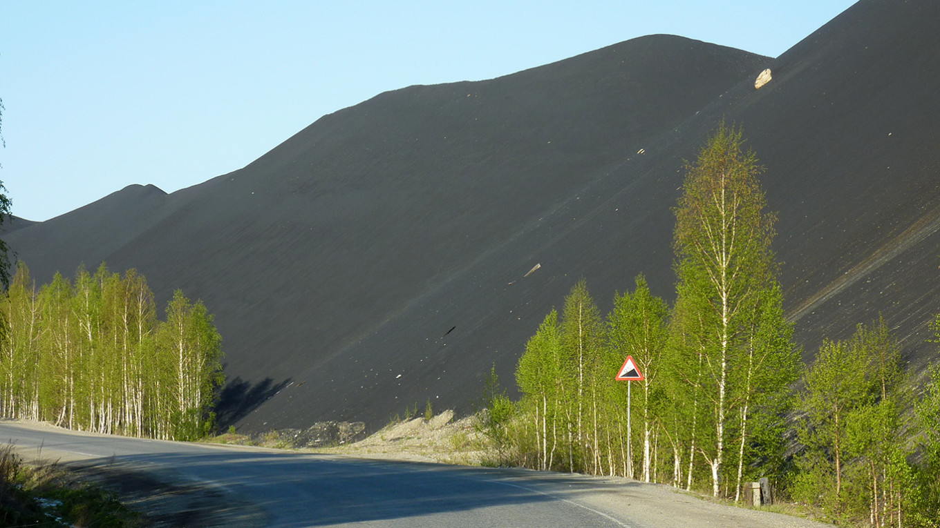 
					Black mountains of waste near the town.					 					Pesotsky (CC BY 3.0)				