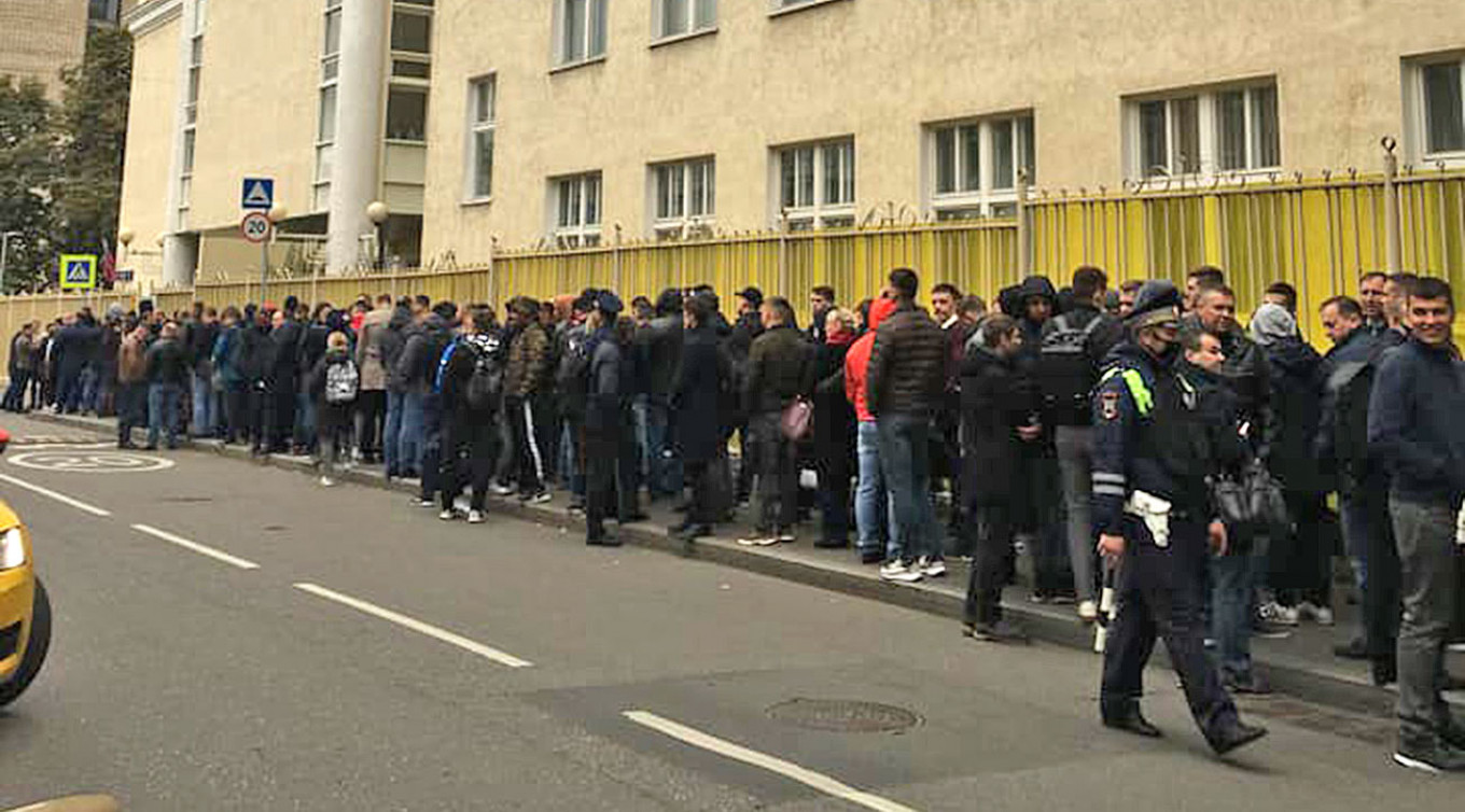 
					Gigantic queue at 9am outside a polling station in central Moscow's Arbat region.					 					arbat sosedey / fb group				