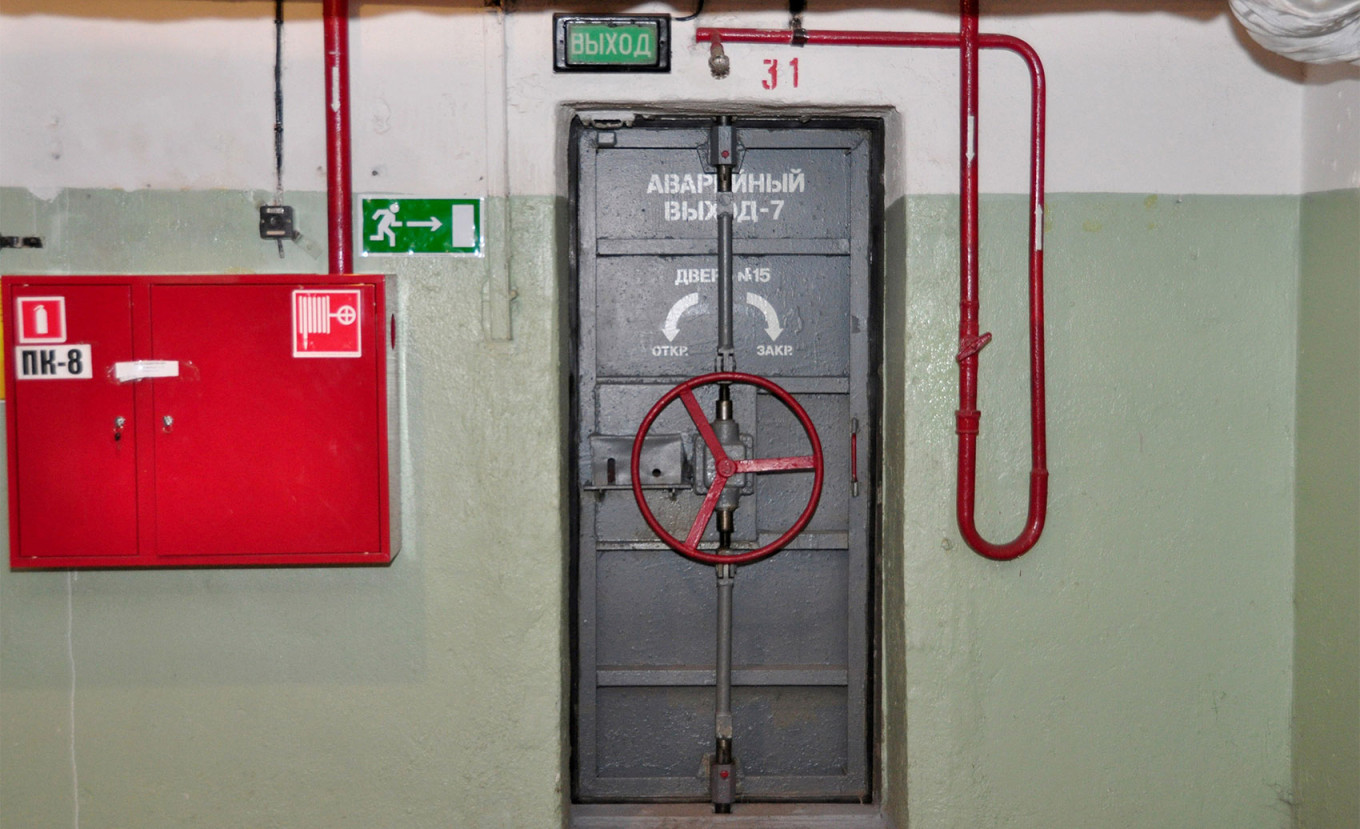 Sebuah pintu di tempat perlindungan bom di Moskow.  Kantor Berita Moskow