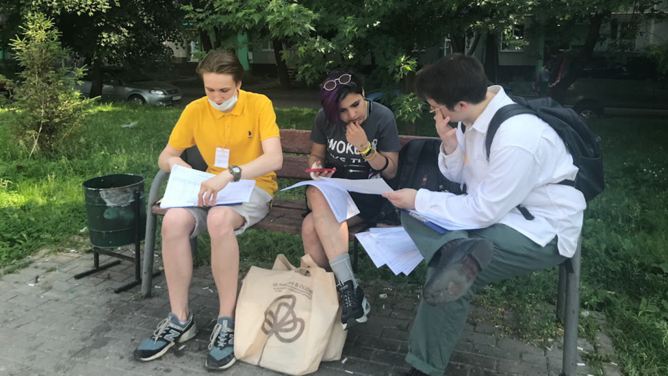 
					A group of Yuneman's student canvassers.					 					Felix Light / MT				