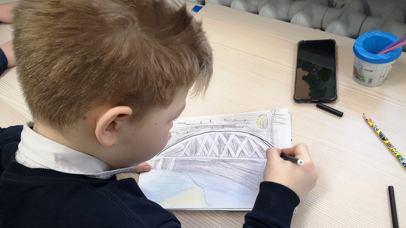 
					A schoolboy in the Krasnoyarsk region draws the Crimean bridge.					 					VK				