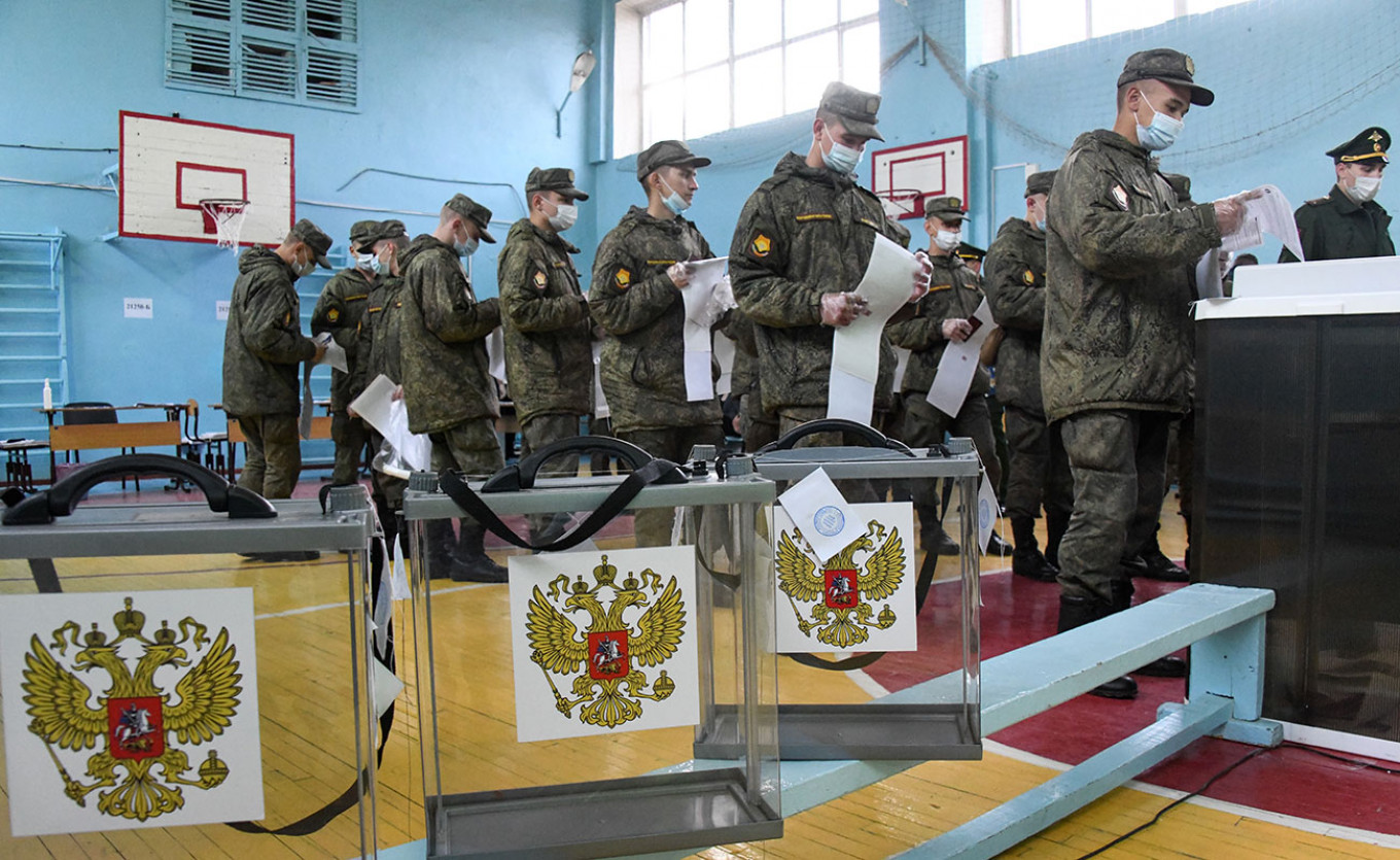  Servicemen vote in the 2021 Russian parliamentary election in the village of Peschanka, Transbaikal Territory. Yevgeny Yepanchintsev / TASS 