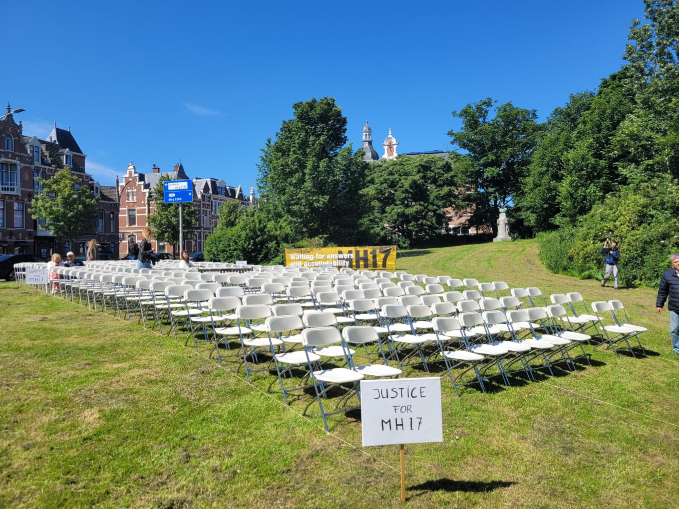 
					298 empty chairs laid out in front of the Russian Embassy in The Hague.					 					Sander van Luik.				