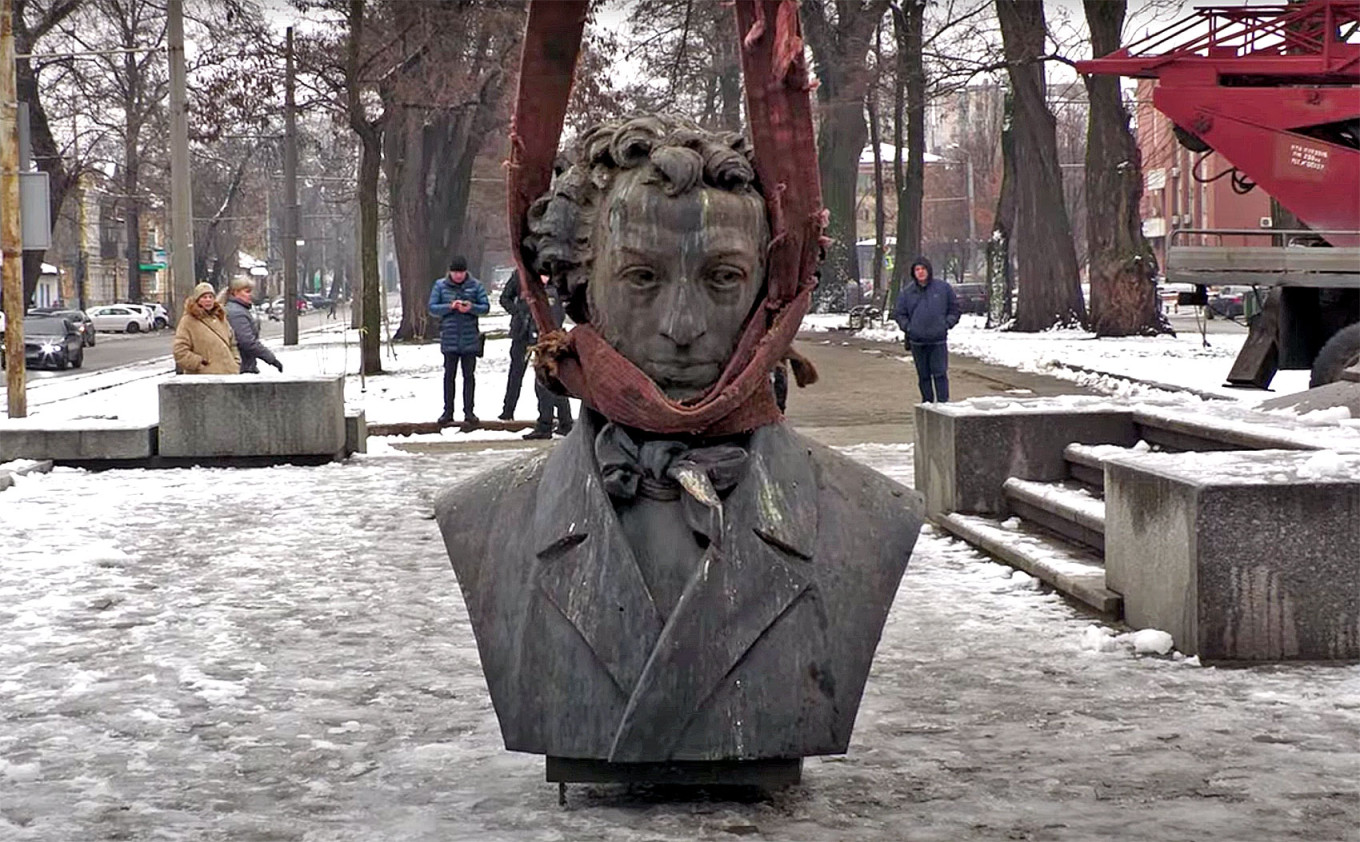 
					A Pushkin statue being dismantled in the Ukrainian city of Dnipro.					 					Dnipro operative / YouTube				