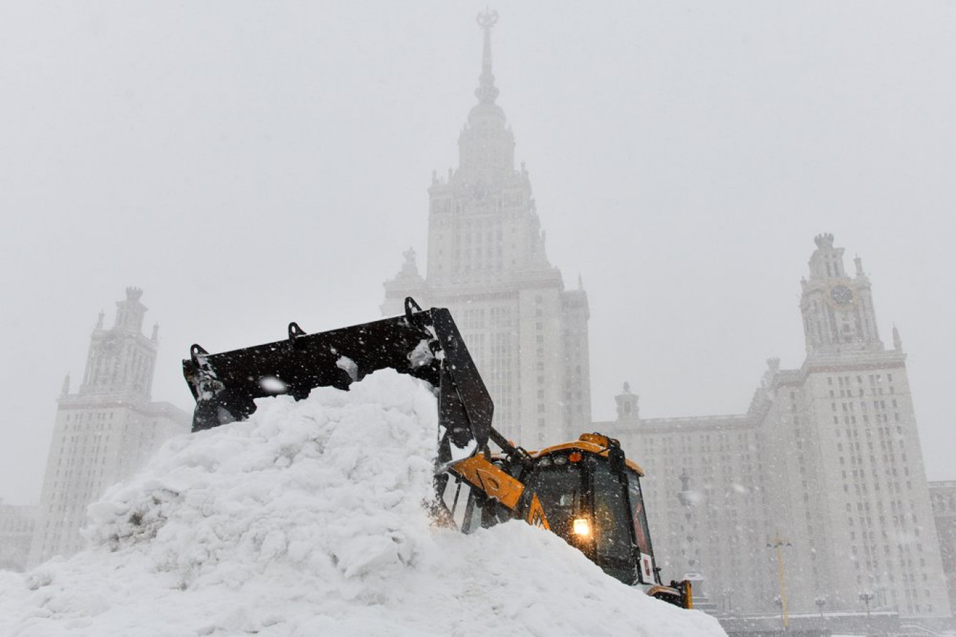 
					At Moscow State University, a tractor does the heavy work. 					 					Igor Ivanko / Moskva News Agency				