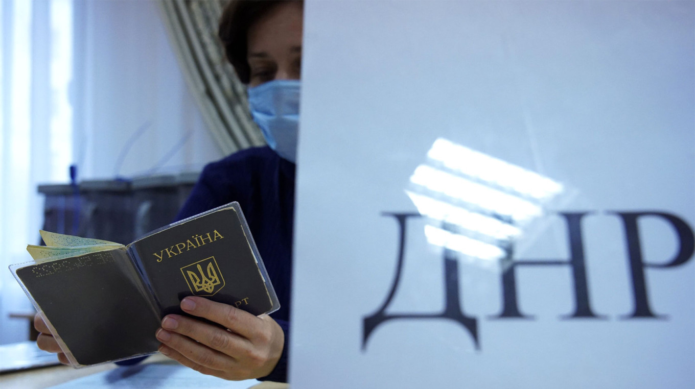 
					Voting at the DNR's embassy in Moscow.					 					Alexander Avilov / Moskva News Agency				
