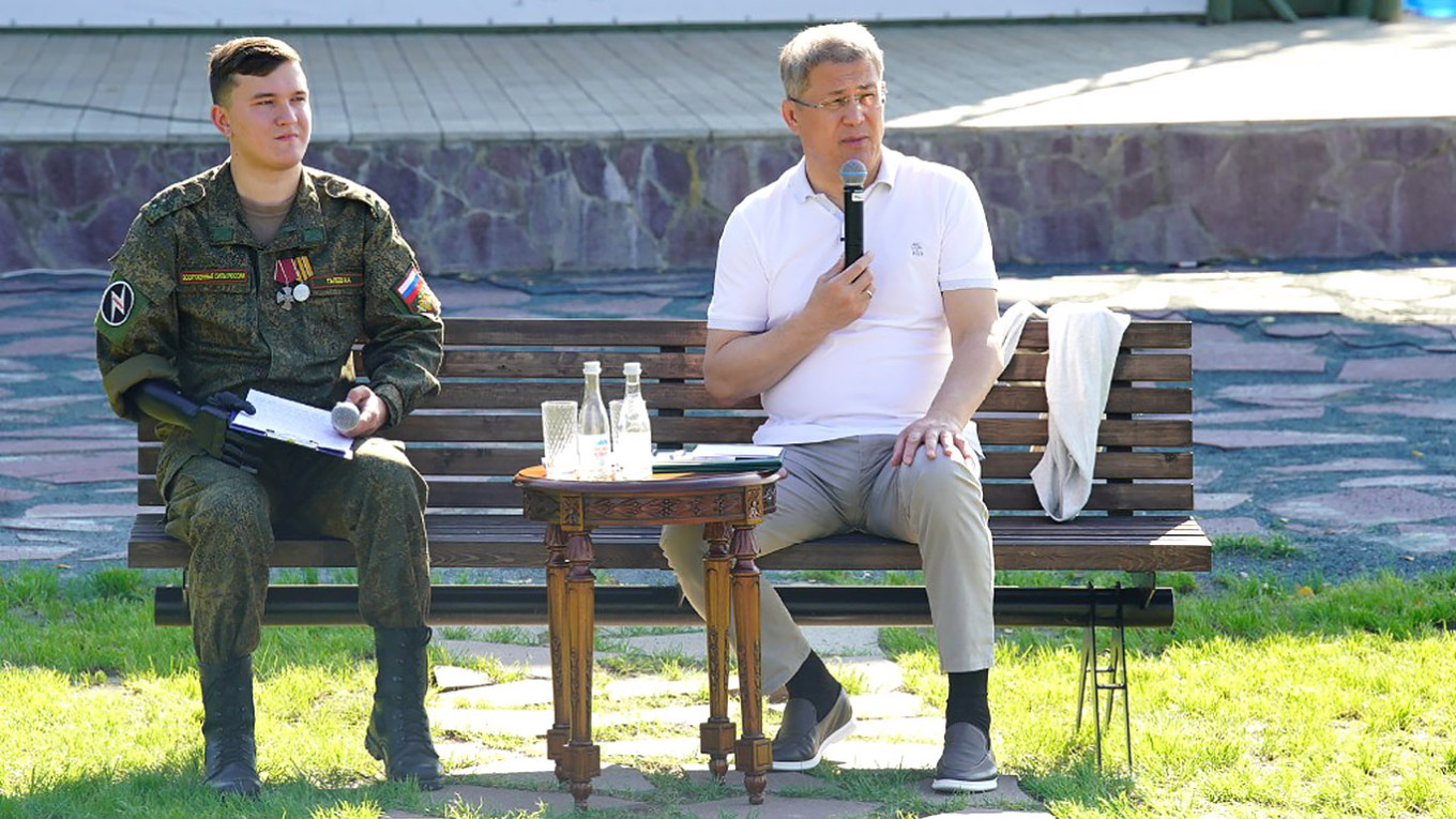 
					Bashkortostan head Radiy Khabirov during a meeting with schoolchildren.					 					glavarb.ru				