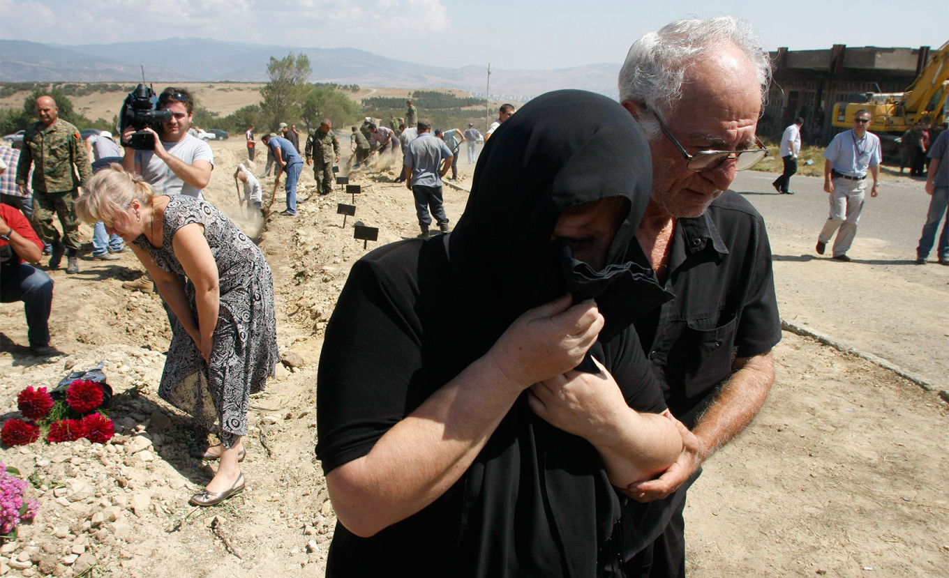 
					Family crying in the aftermath of the Russian bombing of Gori, Georgia in 2008.					 					Giorgi Abdaladze (CC BY-SA 4.0)				