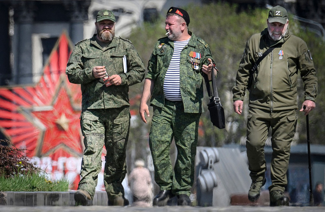
					Russian veterans of the Russian-Ukrainian conflict walk outside the Museum of the Great Patriotic War.					 					Alexander Nemenov / AFP				