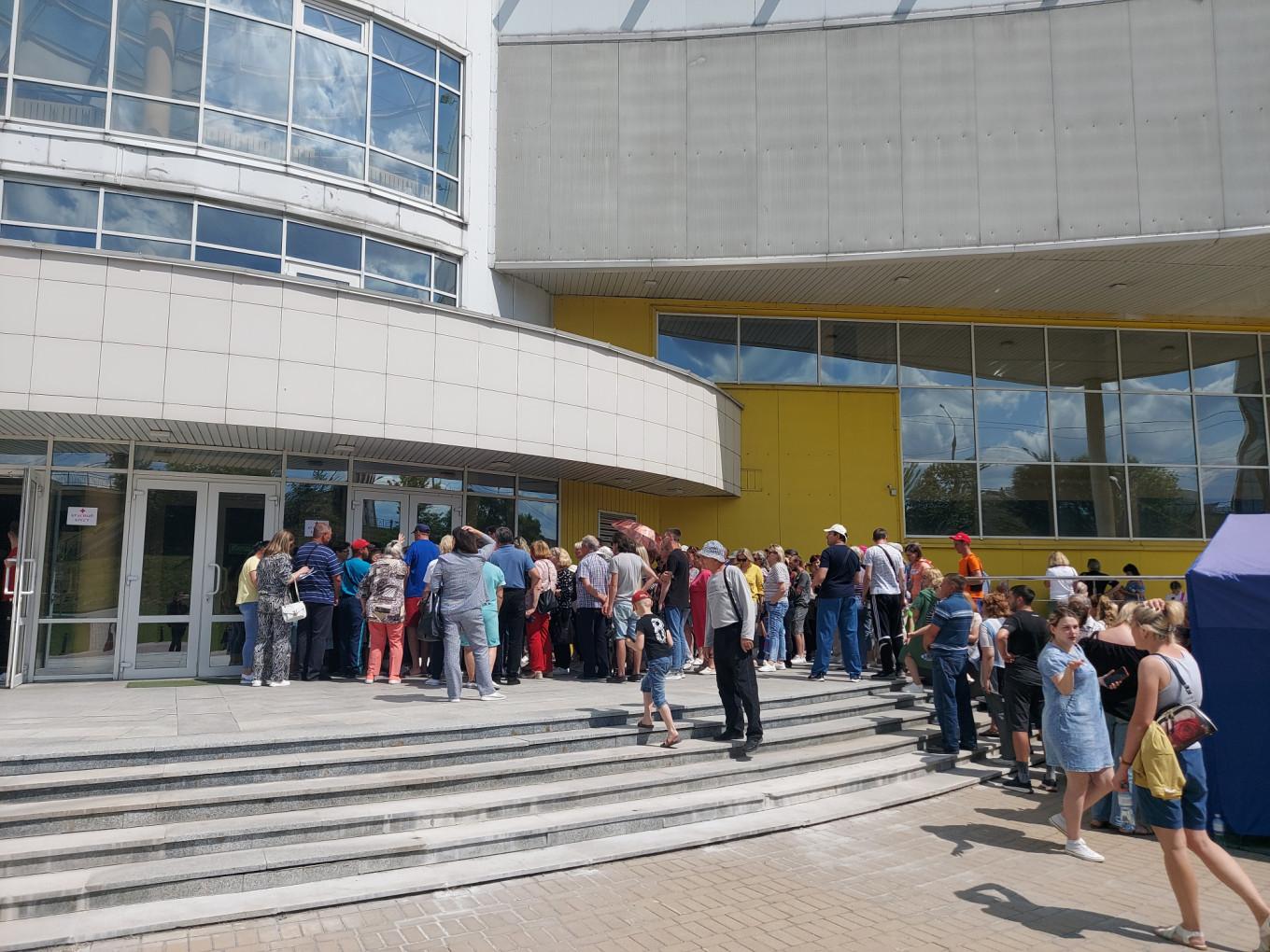 
					Evacuees from Shebekino queue 					 					Giovanni Pigni / MT				