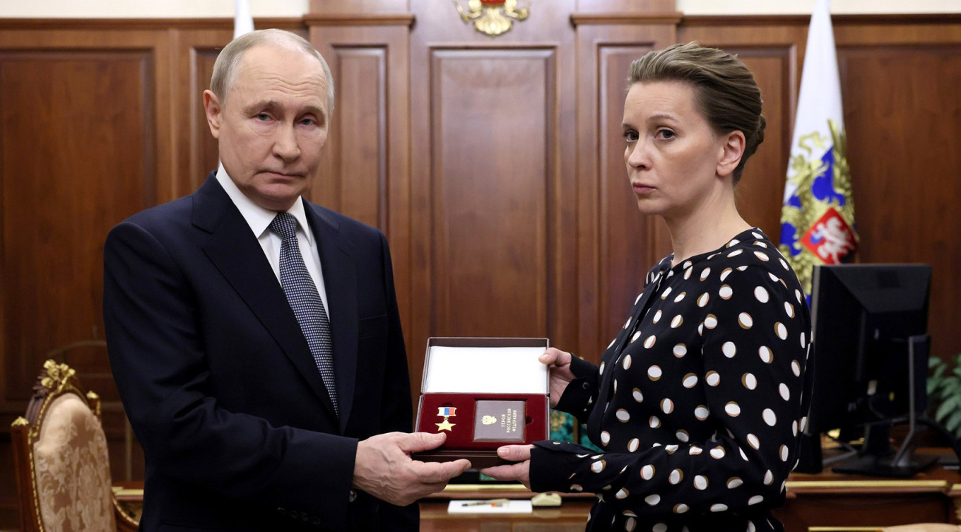 
					Putin meets with Olga Chebnyova, widow of 'Hero of Russia' Sergei Chebnyov.					 					kremlin.ru				