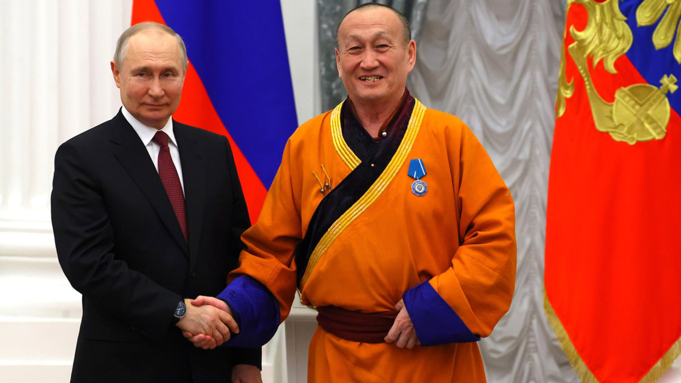 
					President Vladimir Putin awards the Order of Honor to Damba Ayusheev.					 					Vyacheslav Prokofyev / POOL / kremlin.ru				