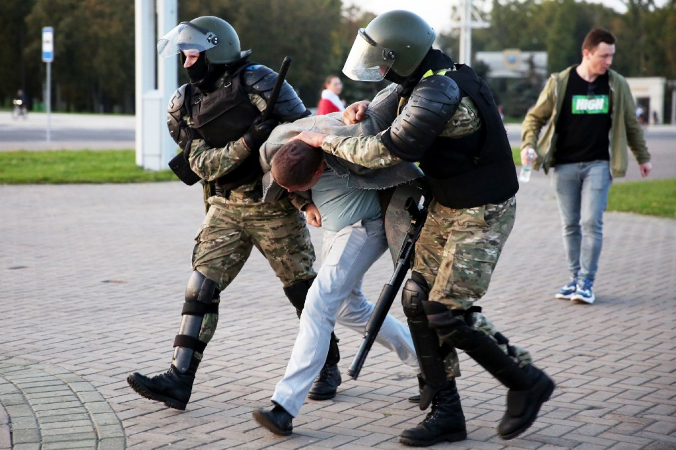 Белорусский силовик. Силовики Беларуси. Силовики Минск. Спецназ на протестах в Минске.