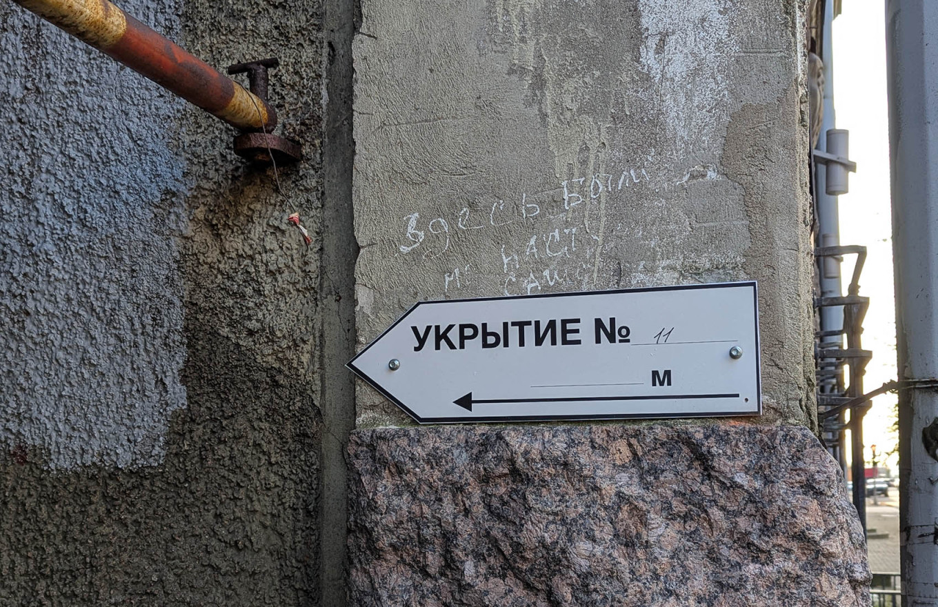 
					A sign pointing to the entrance of a bomb shelter in Vyborg.					 					Moscow Times Reporter				