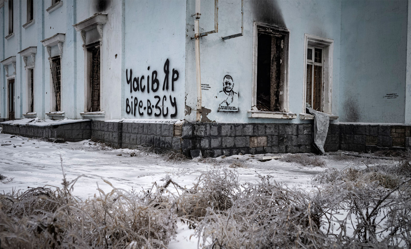 
					Graffiti painted on the side of a burned-out building in Chasiv Yar.					 					Nicolas Cleuet				