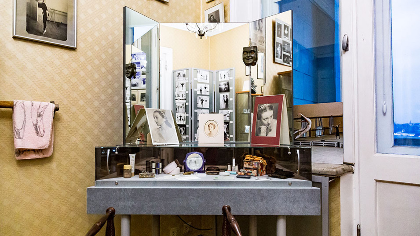 
					Ulanova's dressing table. 					 					Viacheslav Vasilev and Marie Lipikhina				