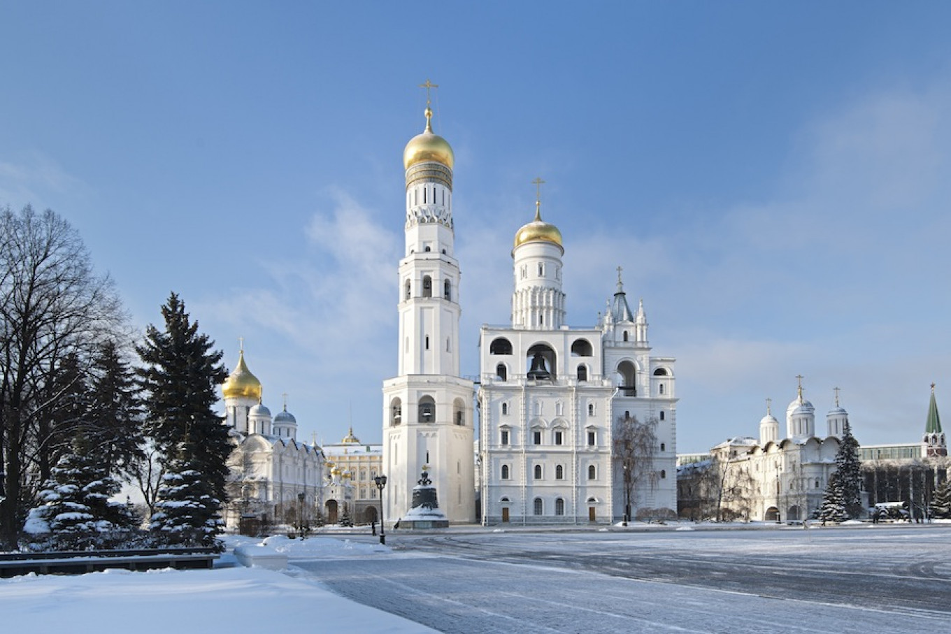 Menara Lonceng Ivan yang Agung pernah menjadi gedung tertinggi di Moskow dan berdiri megah di kompleks Kremlin selama musim dingin Museum Kremlin