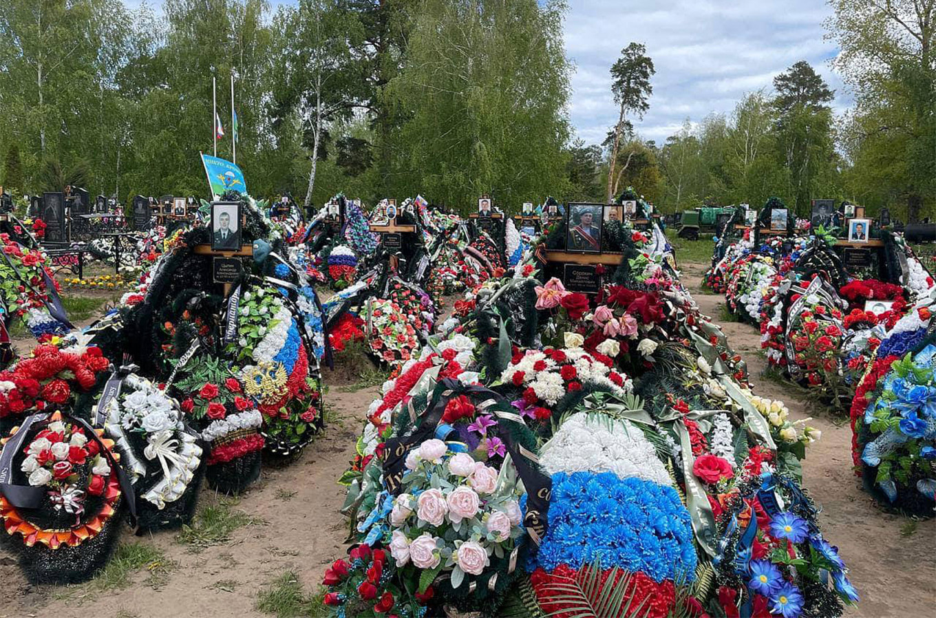 
					Fresh military graves in a cemetery in Ulyanovsk, Russia.					 					@nexta_tv				