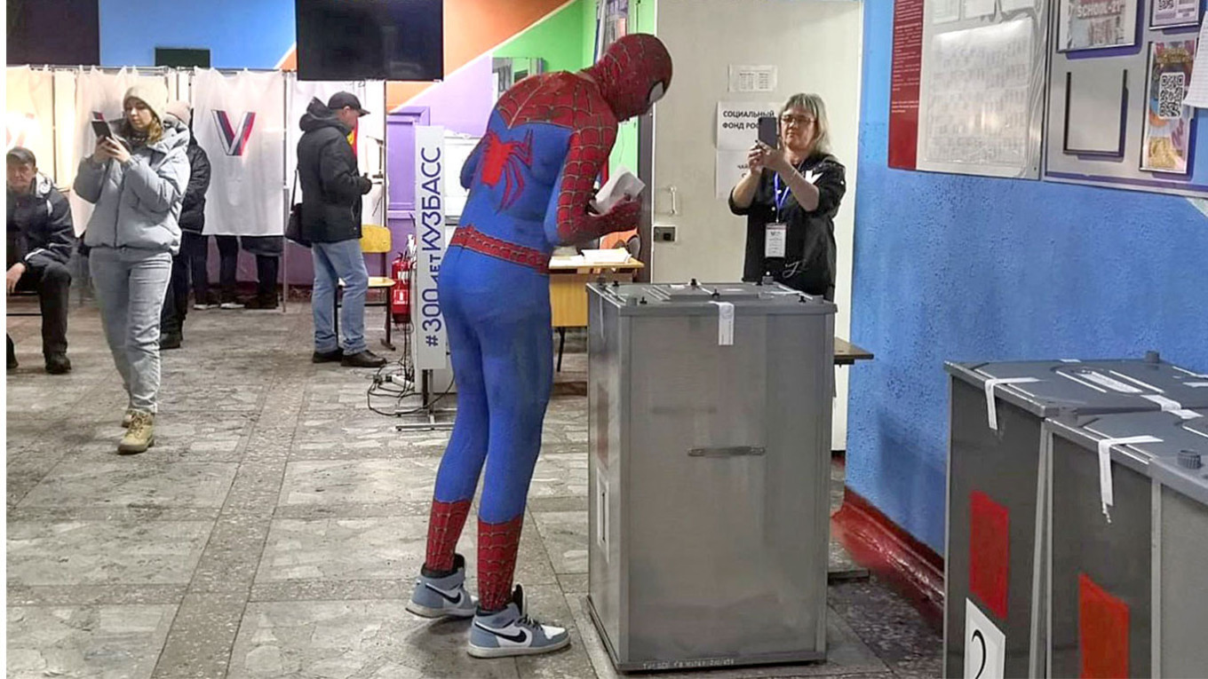 
					Spider-Man came to vote in the presidential election in Kuzbass.					 					t.me/rusnews				