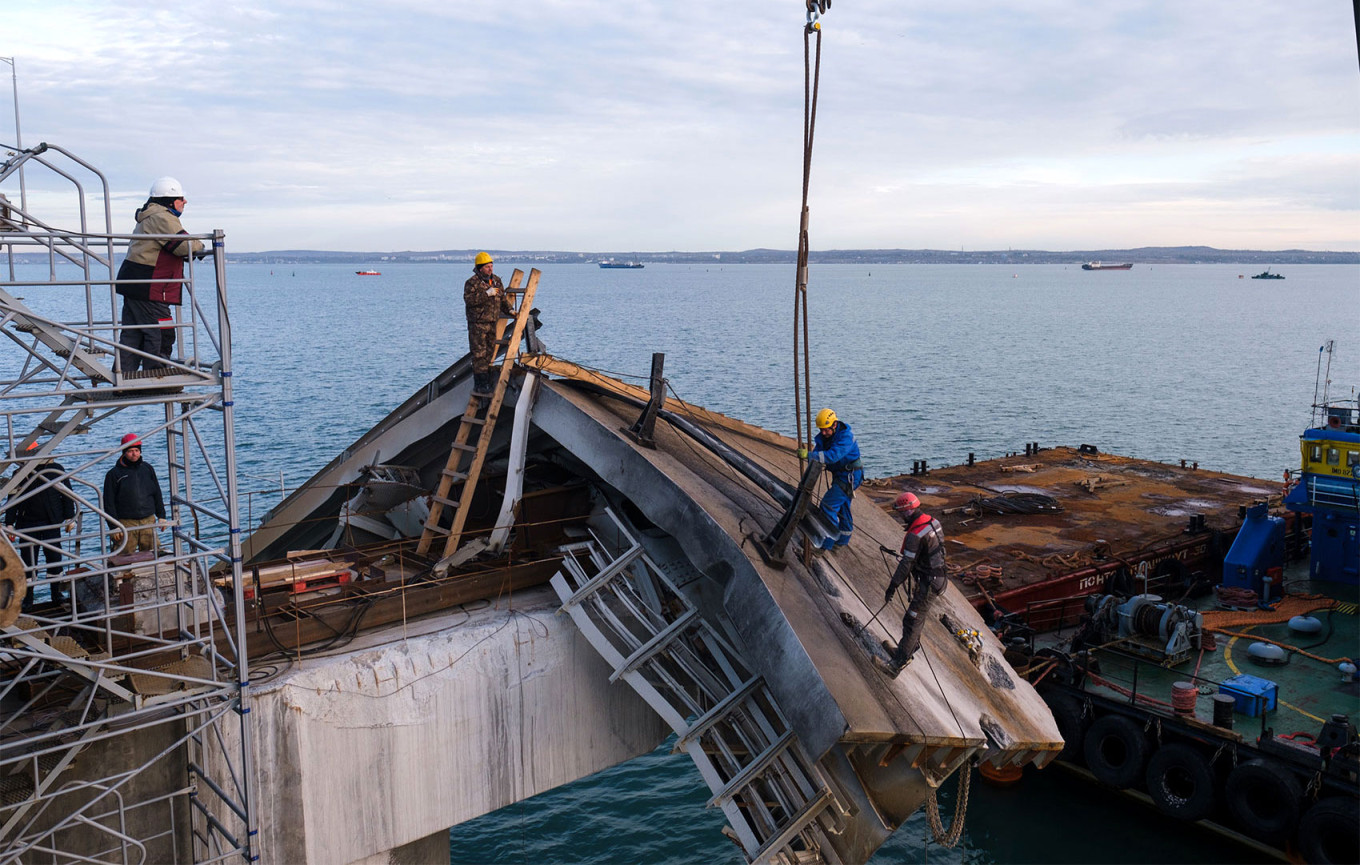 Ремонтные работы ведутся на Крымском мосту после его повреждения в результате взрыва.  Росавтодор