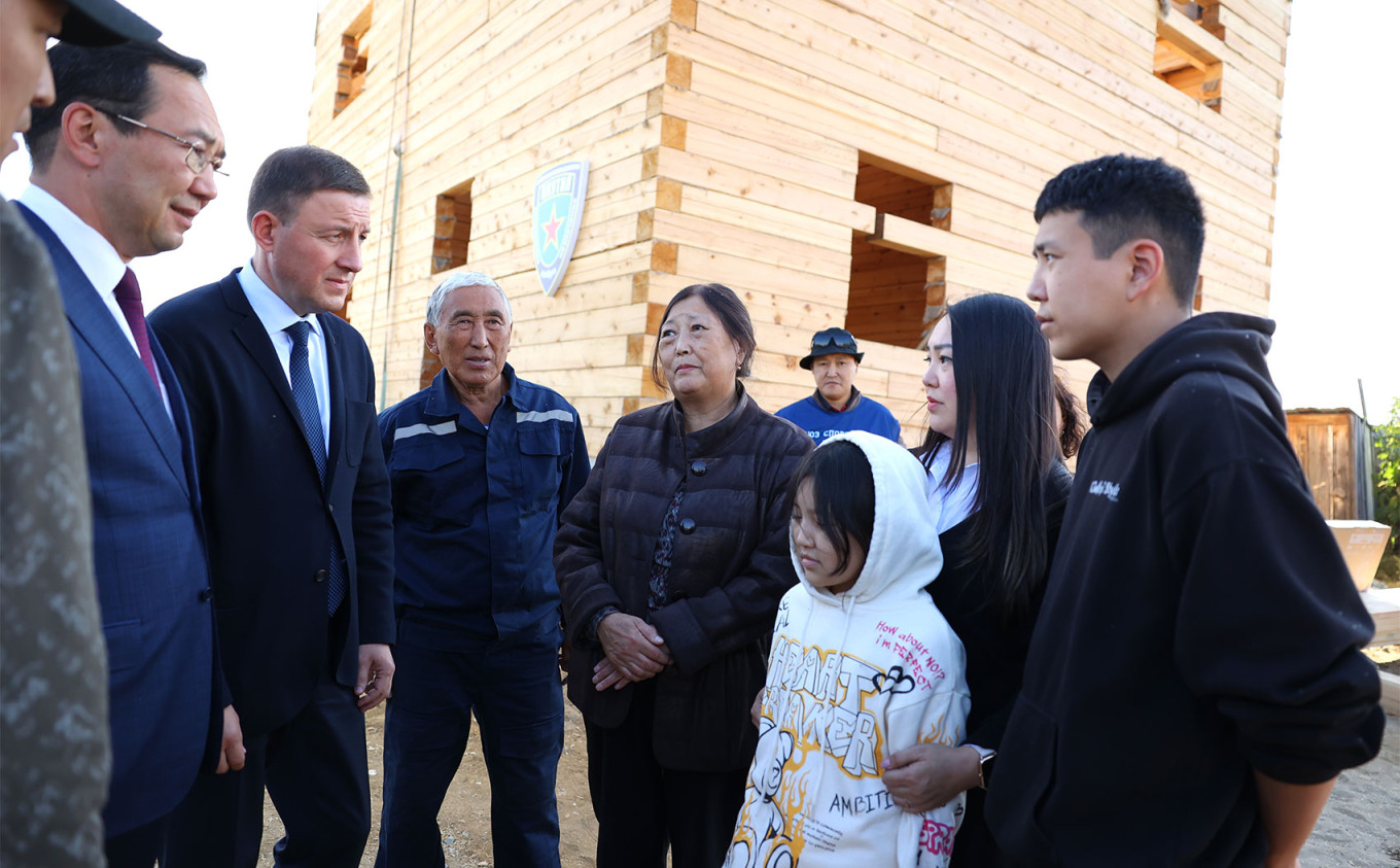 
					Andrei Turchak (L), secretary of the general council of the United Russia party, during a visit to the republic of Sakha (Yakutia).					 					er.ru				
