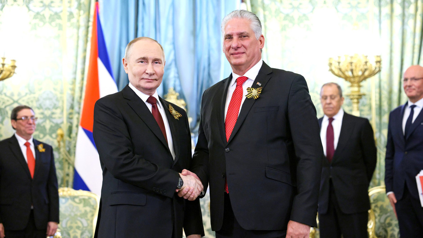 
					Meeting between Putin and Cuban President Diaz-Canel on Nov. 2 2018.					 					kremlin.ru				