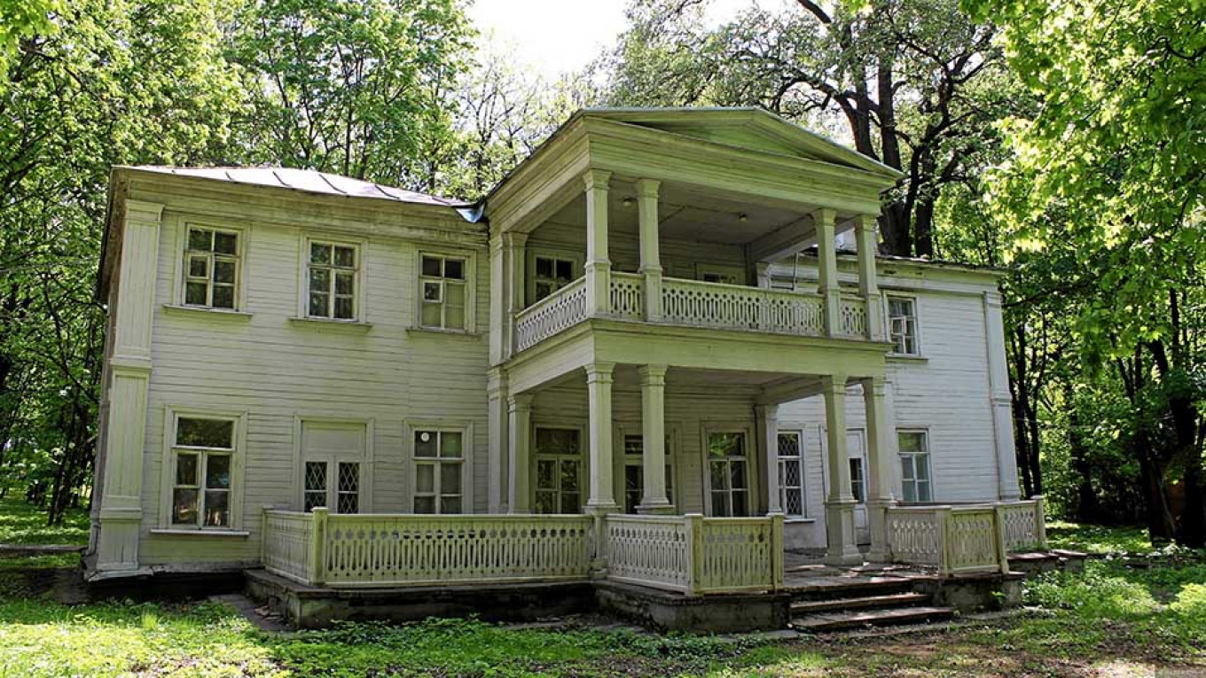 
										 					Manor house in Brattsevo / Courtesy of Moscow Walking				