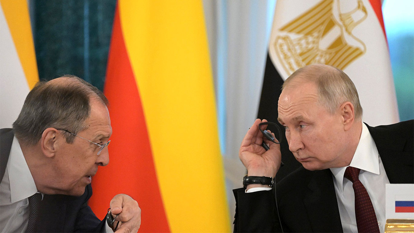 
					Russian Foreign Minister Sergei Lavrov speaking to Vladimir Putin.					 					Evgeny Biyatov, RIA Novosti / kremlin.ru				