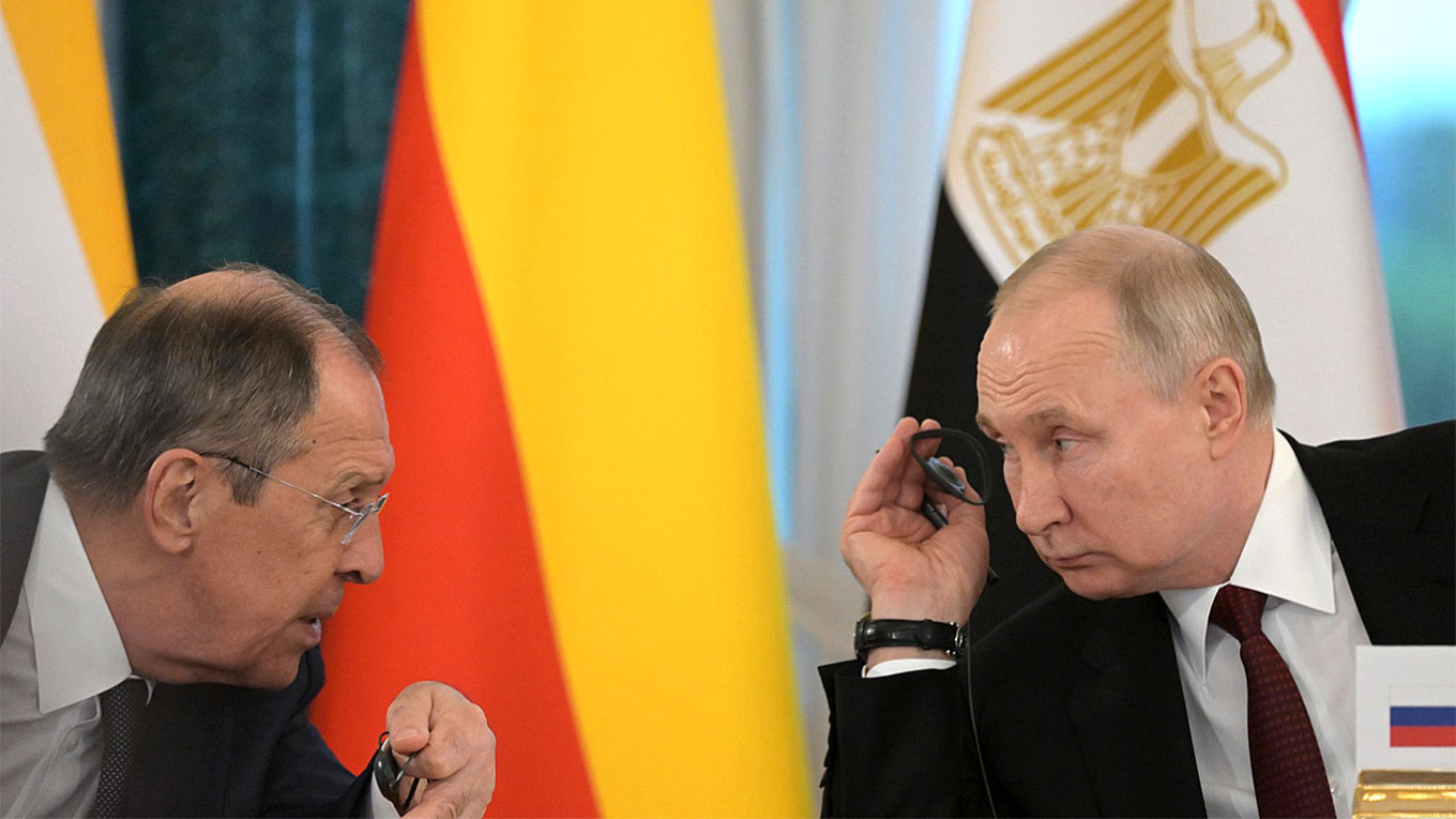 
					El ministro de Relaciones Exteriores de Rusia, Sergei Lavrov, hablando con Vladimir Putin.  Evgeny Biyatov, RIA Novosti / kremlin.ru				