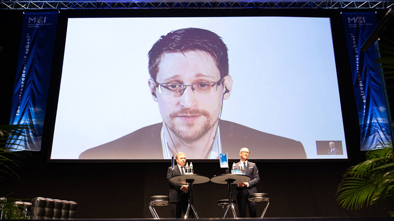 Edward Snowden Currently In Russia Says Hed Love To Be Granted Asylum In France The 