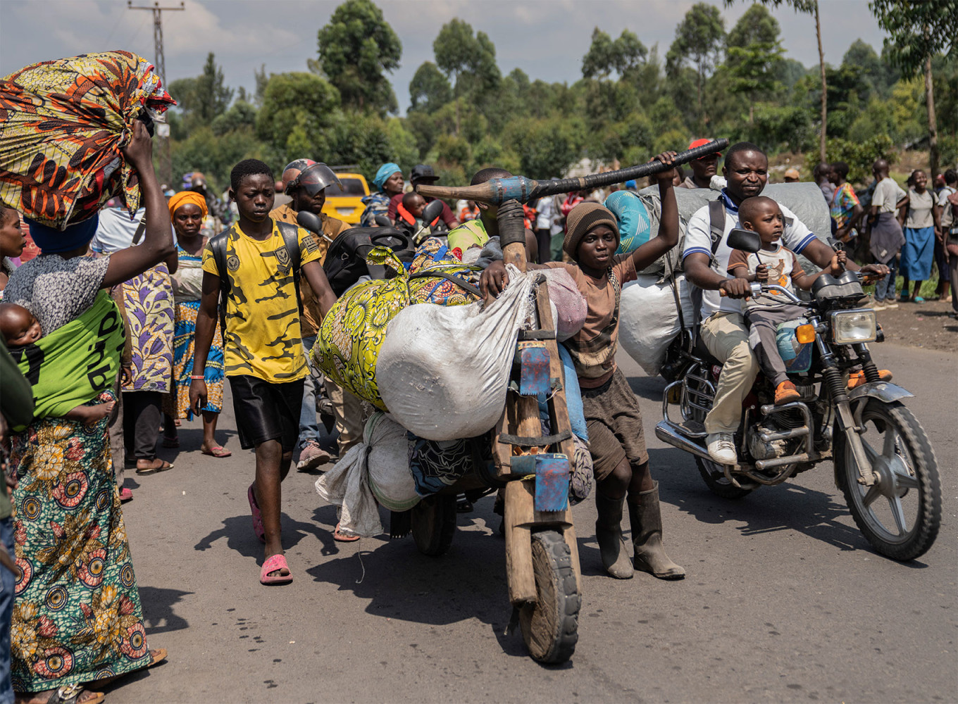 
					People make their way toward Goma as they flee a resumption of fighting in North Kivu.					 					Moses Kasereka / EPA / TASS				