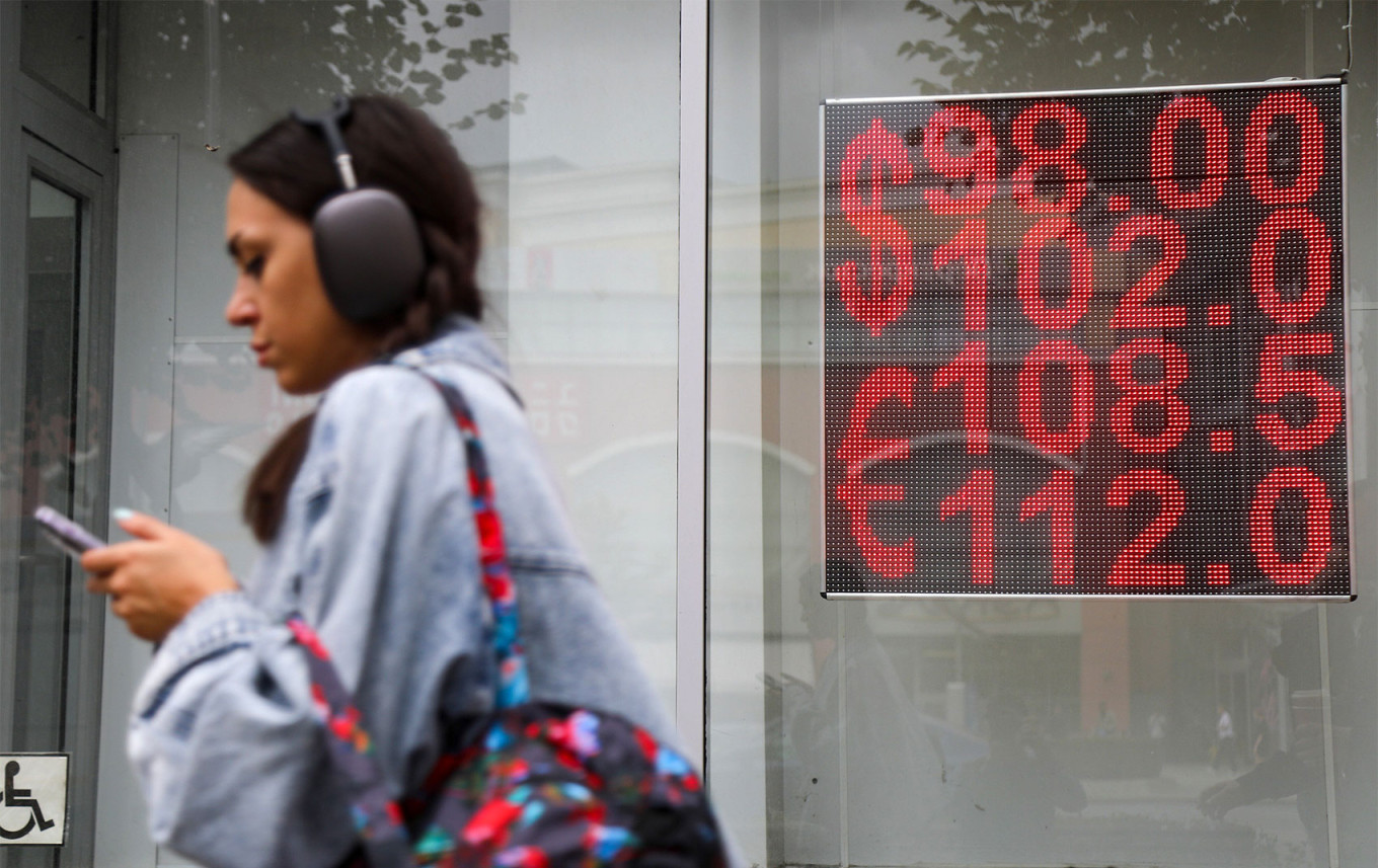 
					Exchange rates in Moscow exchange offices on August 14, 2023.					 					Arthur Novosiltsev / Moskva News Agency				