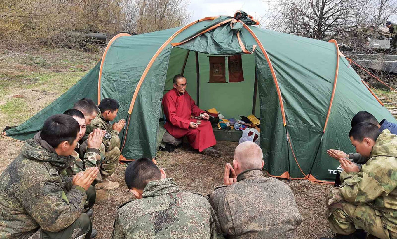 Buddhist soldiers from Buryatia pray in Ukraine. t.me/ChDambiev