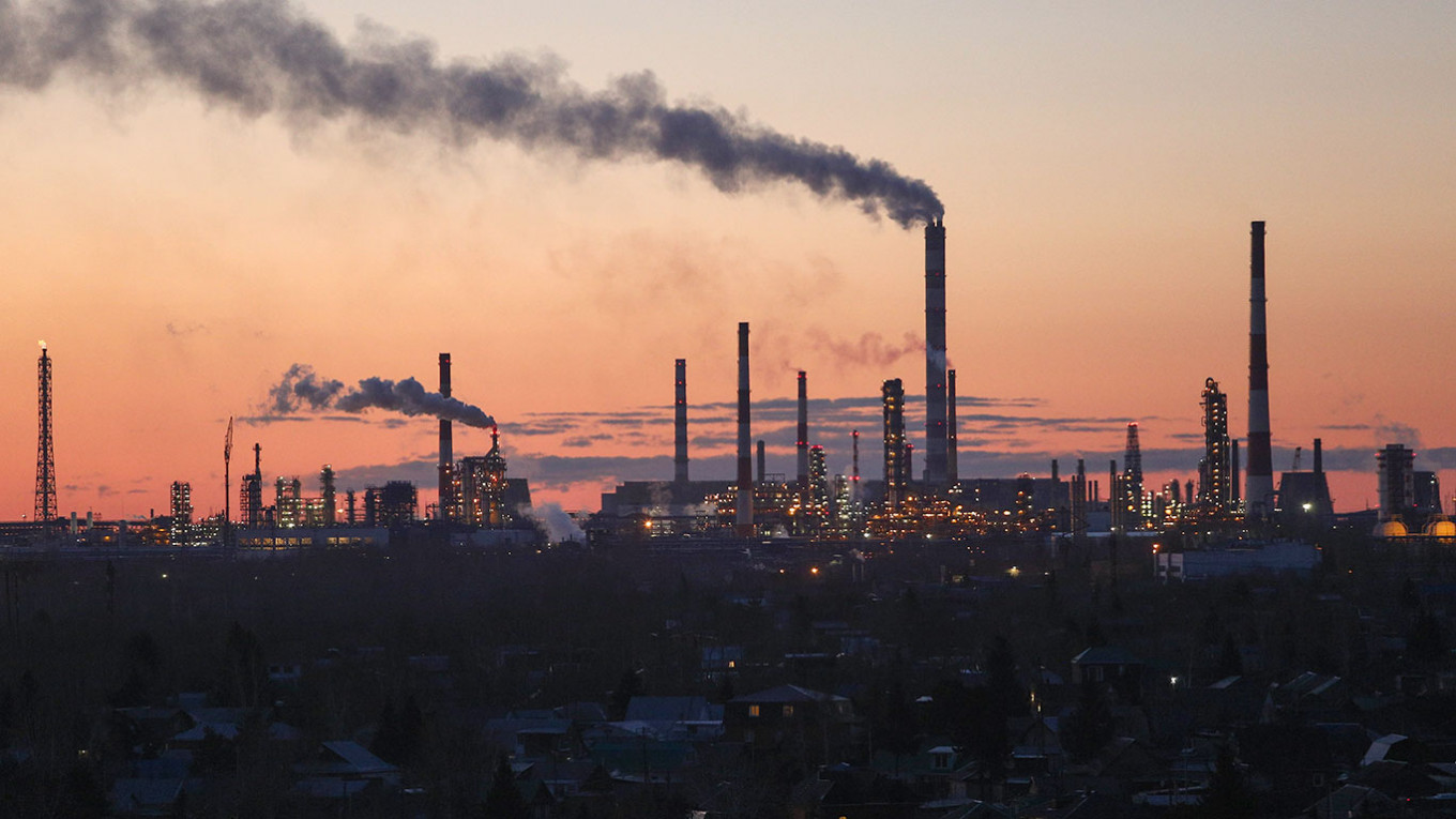 A view of the Omsk Refinery. Following multiple complaints from city residents on foul smell, the Omsk Ecological Monitoring Center registered an exceedance of the maximum acceptable concentration of ammonia and hydrogen sulphide in the air. Yevgeny Sofiychuk / TASS