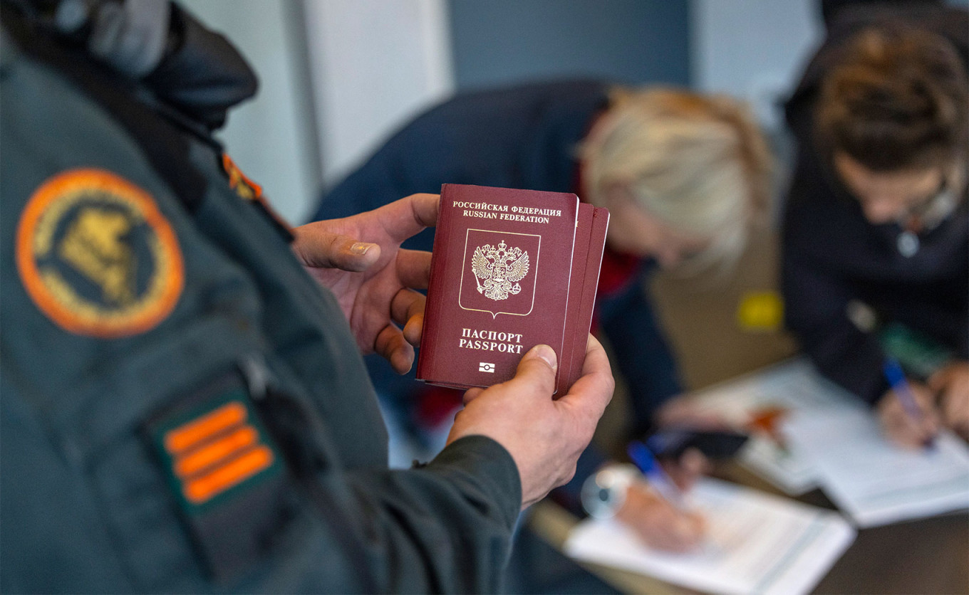 
					Border officials check passports at the Finnish-Russian border in Nuijamaa, Finland, Septemper 2022. 					 					Juha Metso / EPA / TASS				