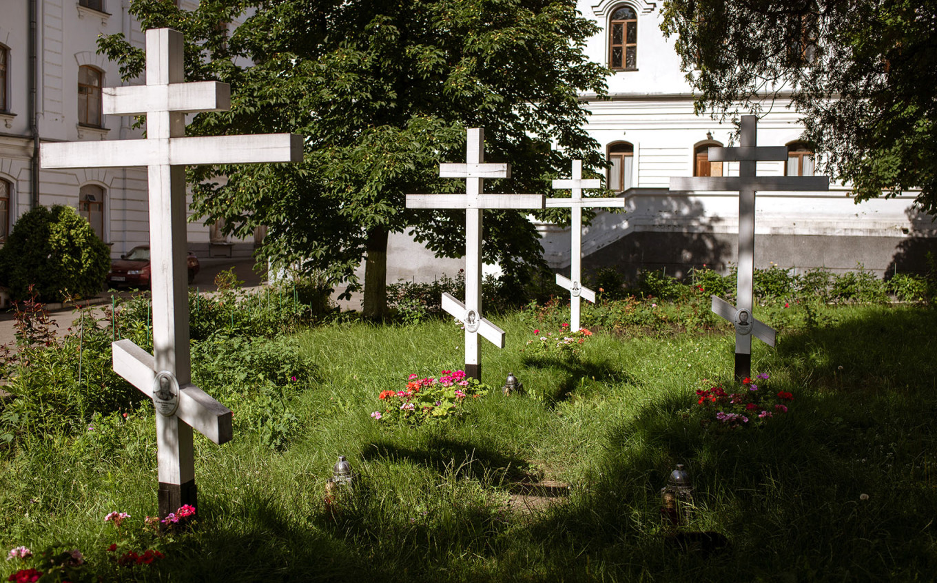 
					Graves of monks killed by shelling at Svyatohirsk.					 					André Luís Alves				