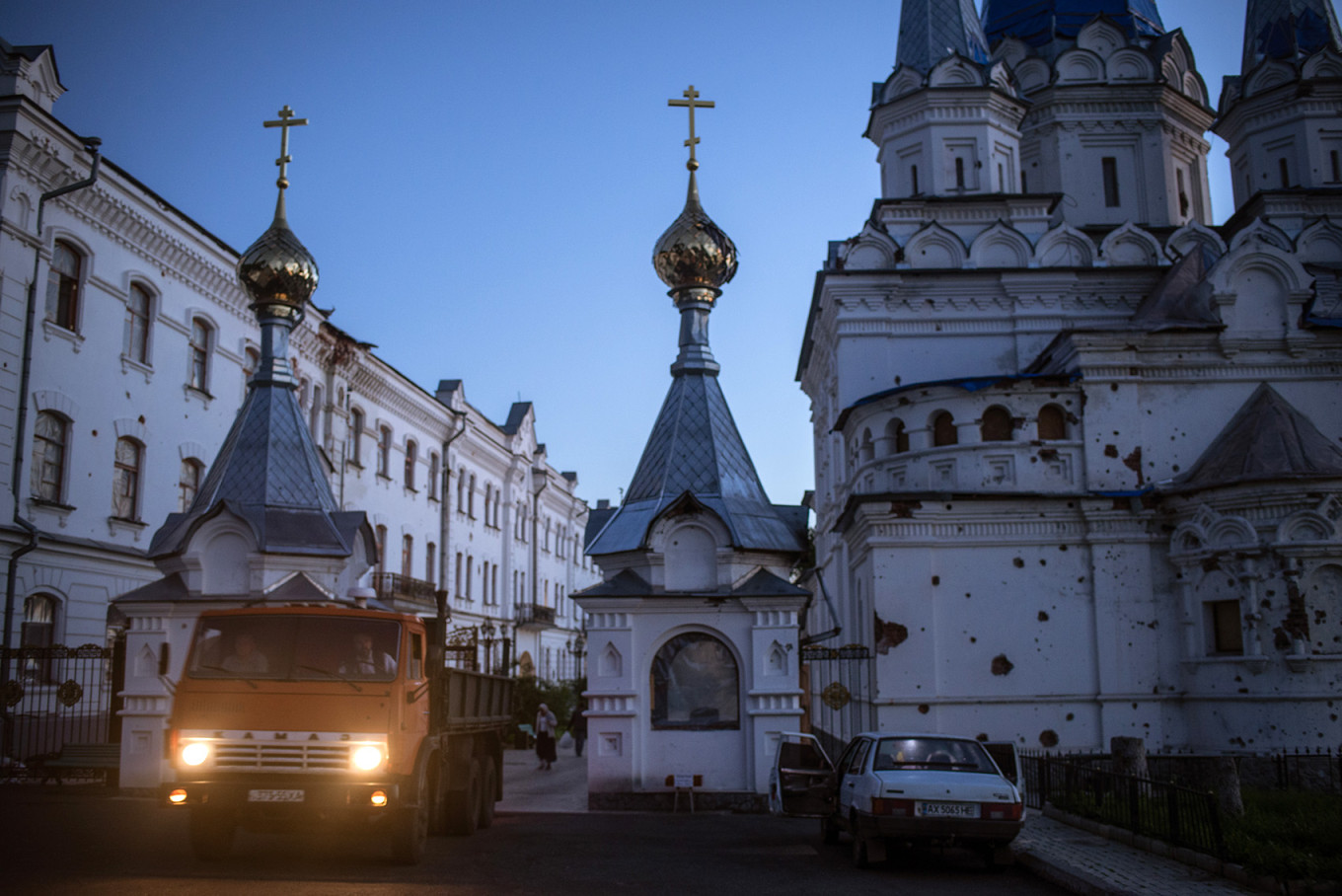 
					Shell marks are visible around the entrance to the Svyatohirsk monastery.					 					André Luís Alves				