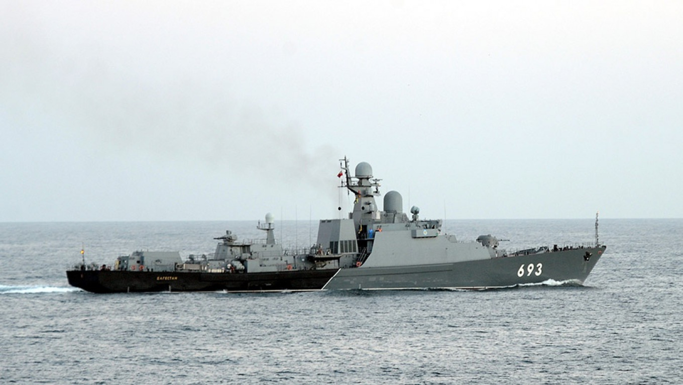 Russian Warship en Route to Azov Sea From Crimea, Witness Says