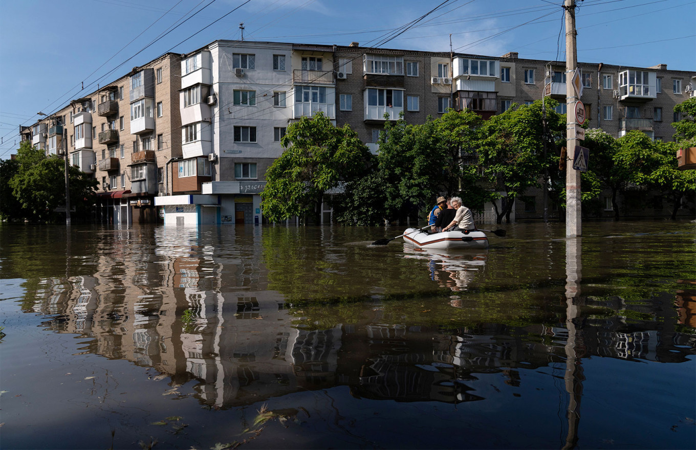 
					Ukrainian security forces transport local residents in a boat during an evacuation from a flooded area in Kherson.					 					Aleksei Filippov / AFP				