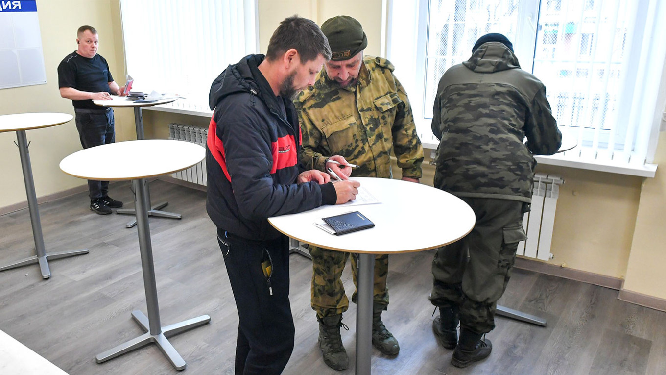 
					A military recruitment point in Moscow.					 					Sergei Kiselev / Moskva News Agency				