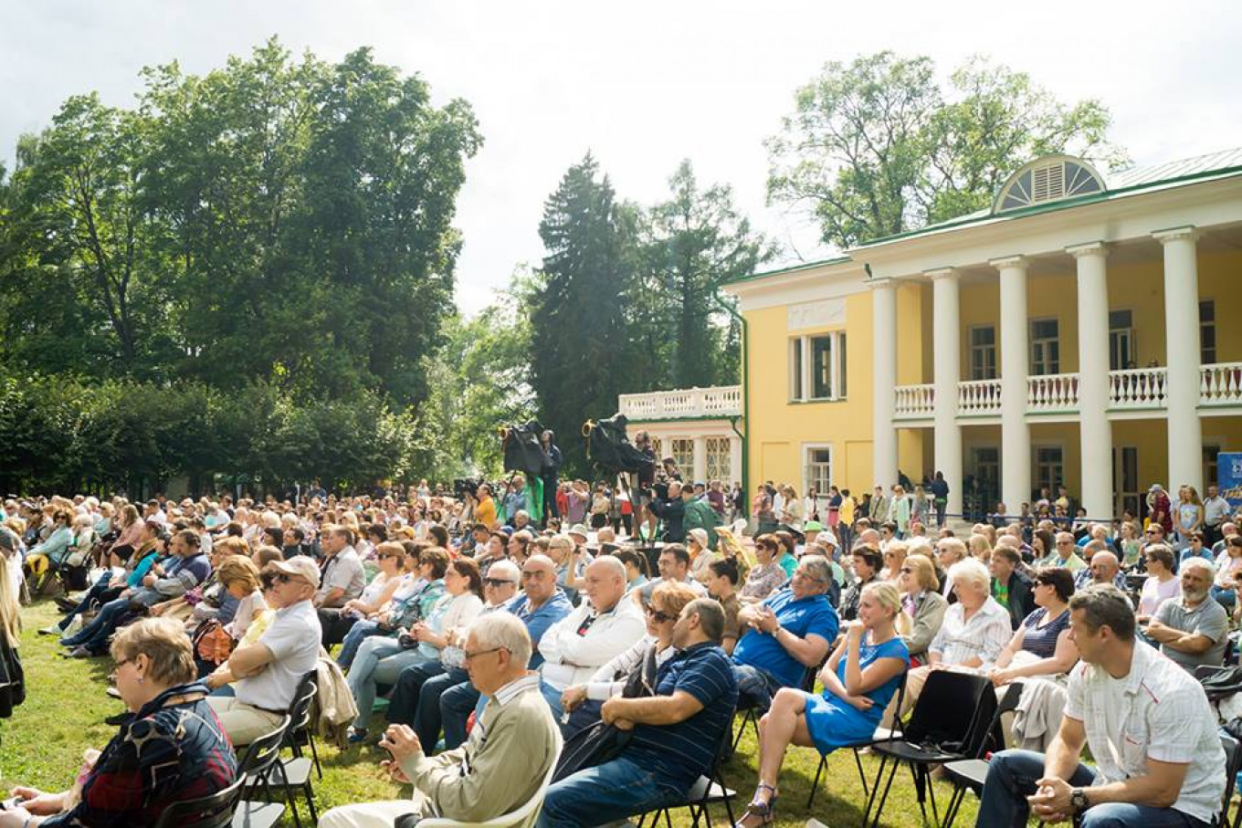 
					Jazz Seasons kicks off Moscow's summer festivals of jazz in the open air.					 					jazzseasons				