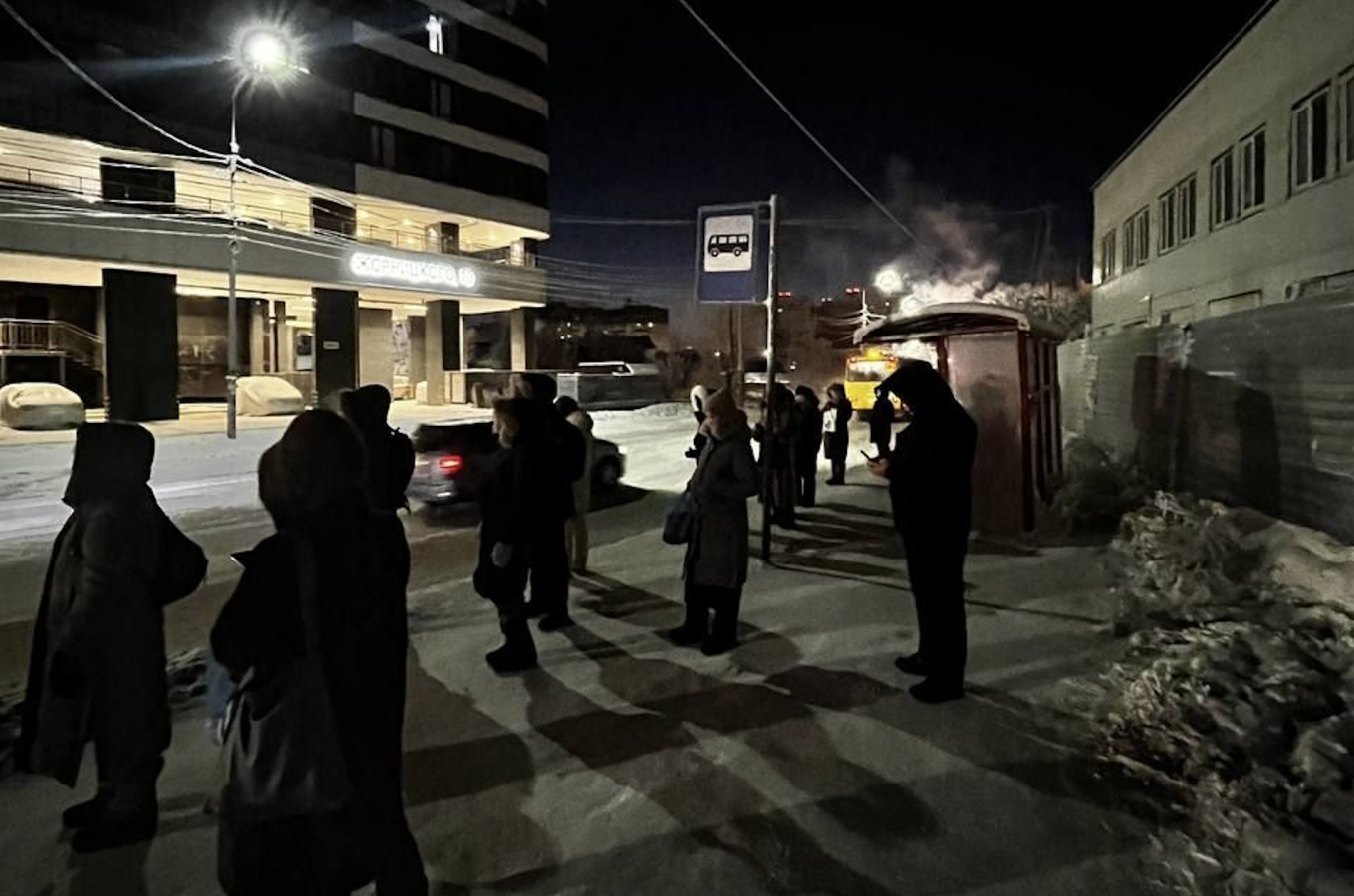 
					Yakutsk residents wait for a bus in the cold.					 					@sakhaday				